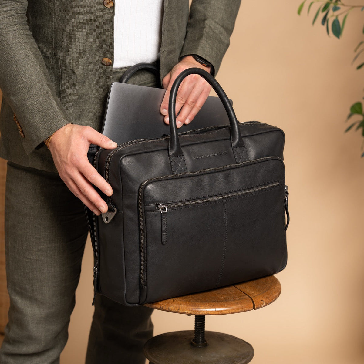 
Tacama Bőr laptoptáska - Strukturált oldalprofil a belső mélységgel