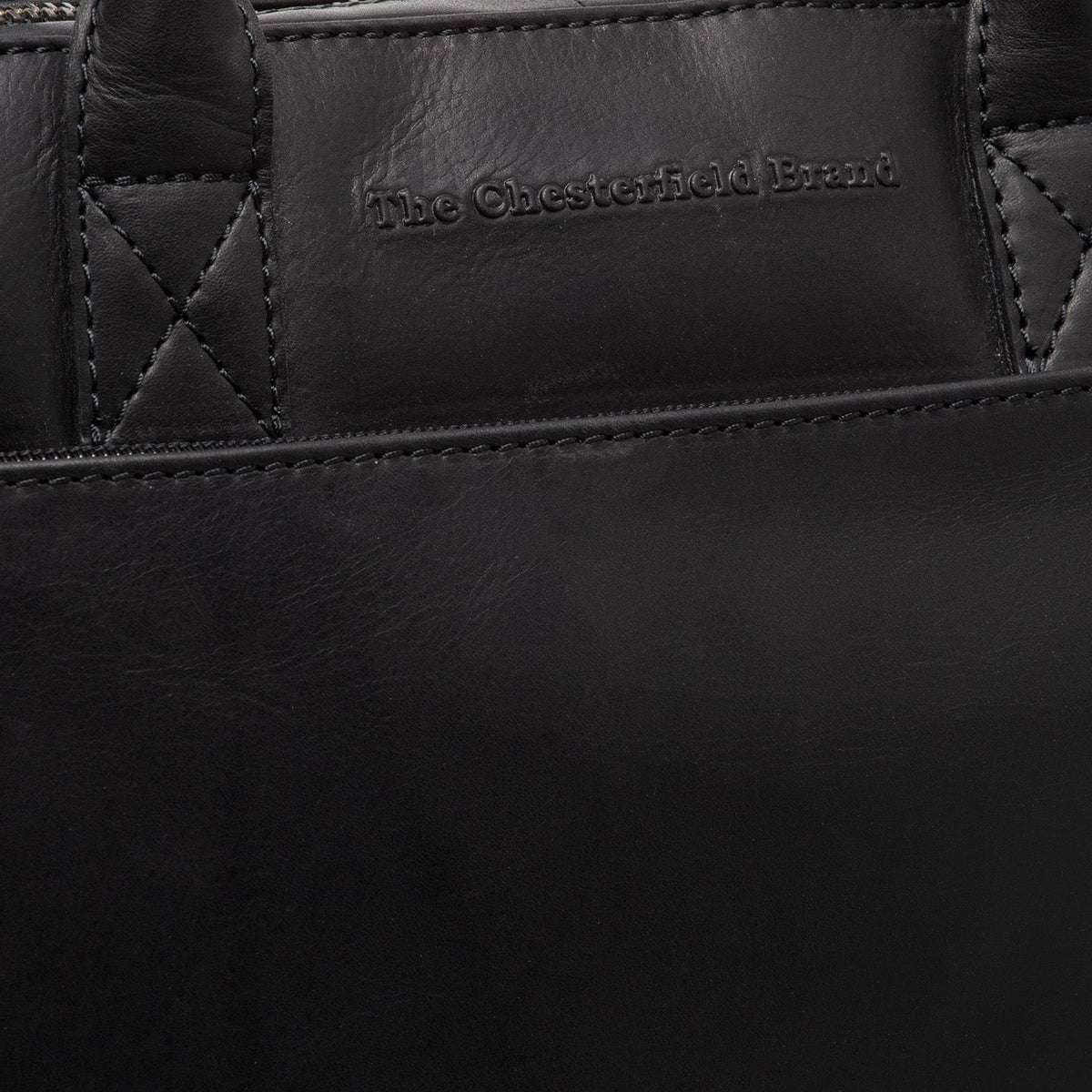 
Solid Antique Brass Hardware & Heavy-Duty Dual Zipper Detail on Tilbury Bőr laptoptáska