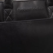 
Solid Antique Brass Hardware & Heavy-Duty Dual Zipper Detail on Tilbury Bőr laptoptáska