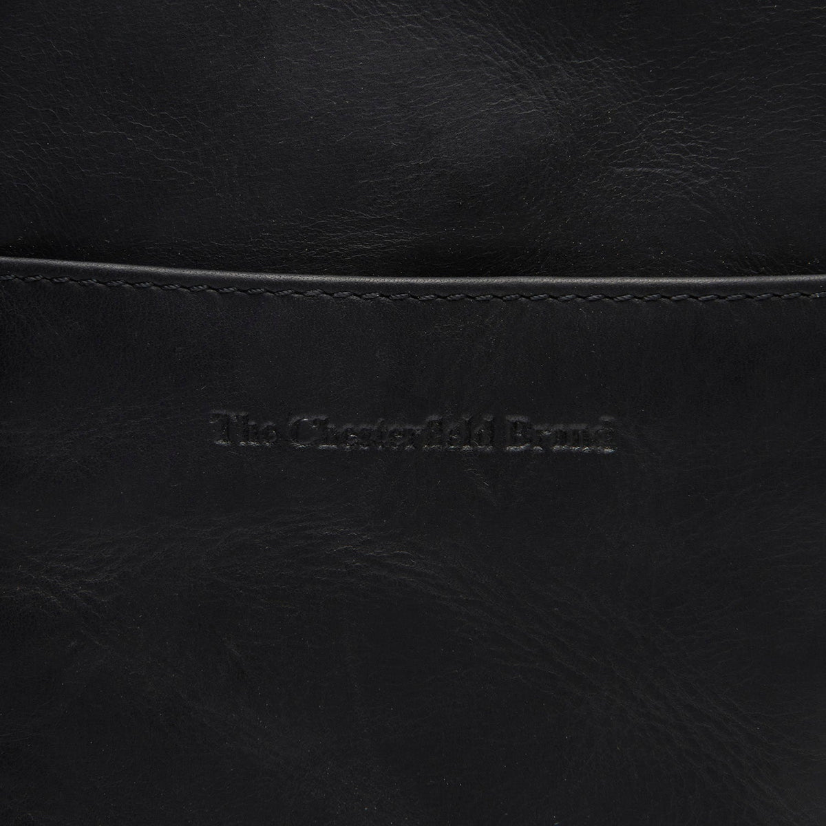 
Közeli részlet of Classic Collar & Heavy-Duty Zipper Hardware on Alesund Valódi teljes bőr Phone Bag