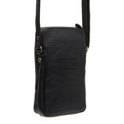 
Tailored Rib Cuffs & Hem Craftsmanship Construction Detail on Alesund Valódi teljes bőr Phone Bag