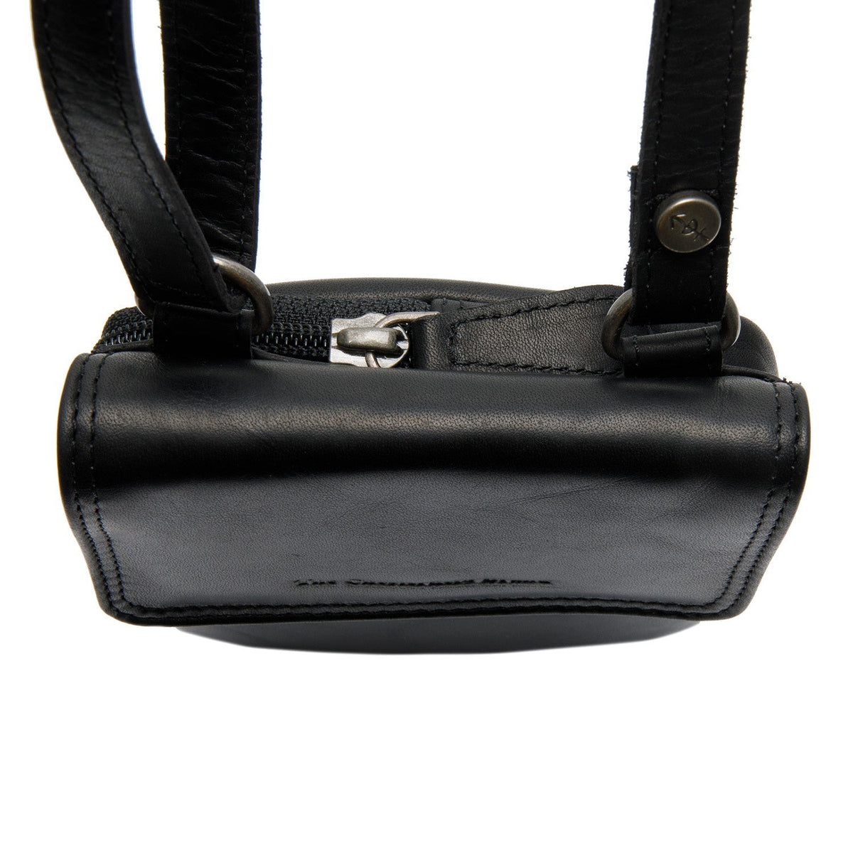 
Közeli részlet of Classic Collar & Heavy-Duty Zipper Hardware on Langley Valódi teljes bőr Phone Bag