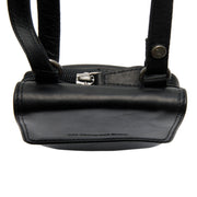 
Közeli részlet of Classic Collar & Heavy-Duty Zipper Hardware on Langley Valódi teljes bőr Phone Bag