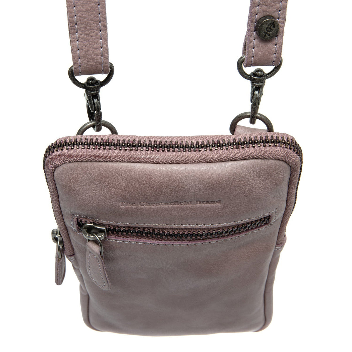 Közeli részlet of Classic Collar & Heavy-Duty Zipper Hardware on Salta Full-Grain Leather Phone Bag