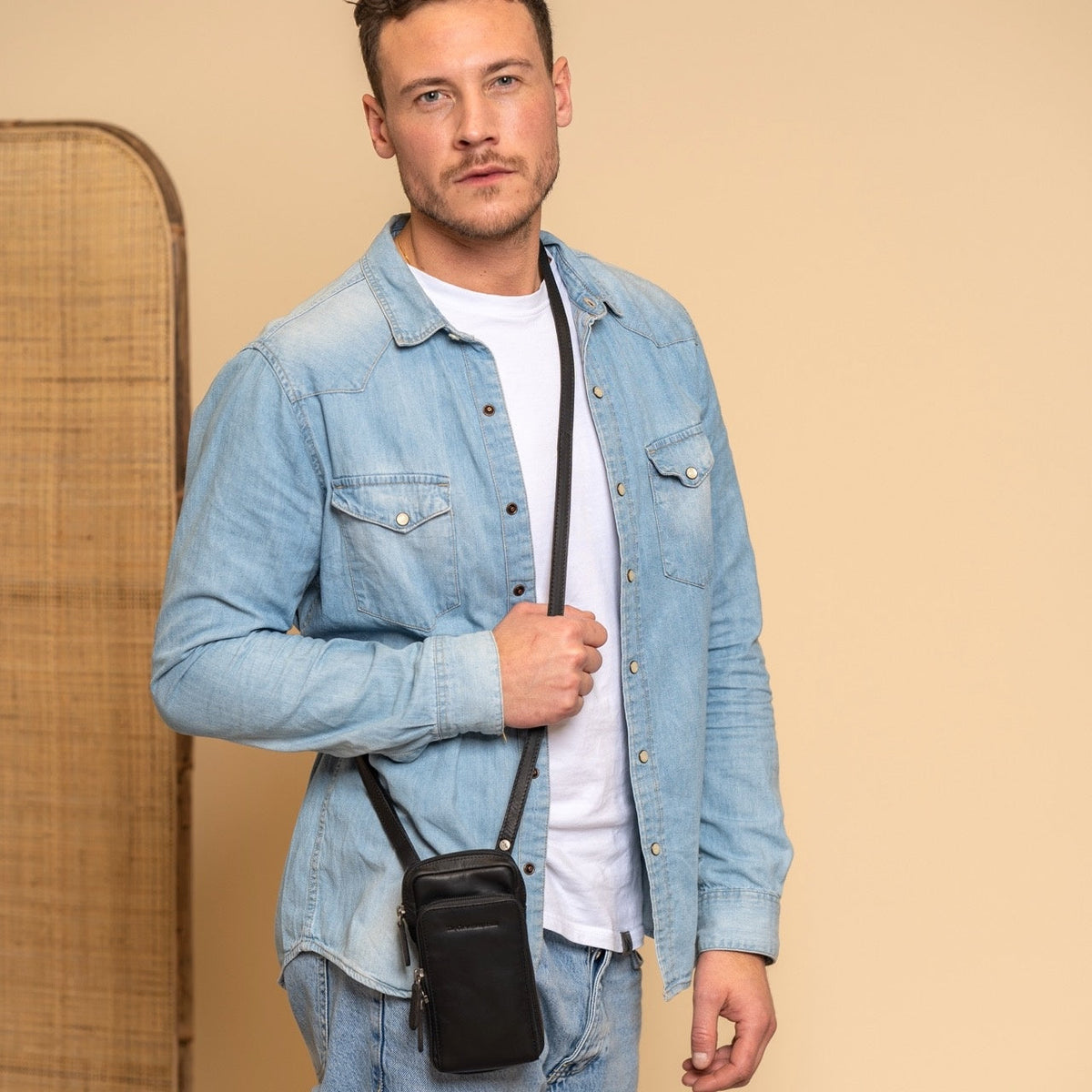 Valdes Full-Grain Leather Phone Bag - Oldalnézet az ergonomikus ujjkialakítással