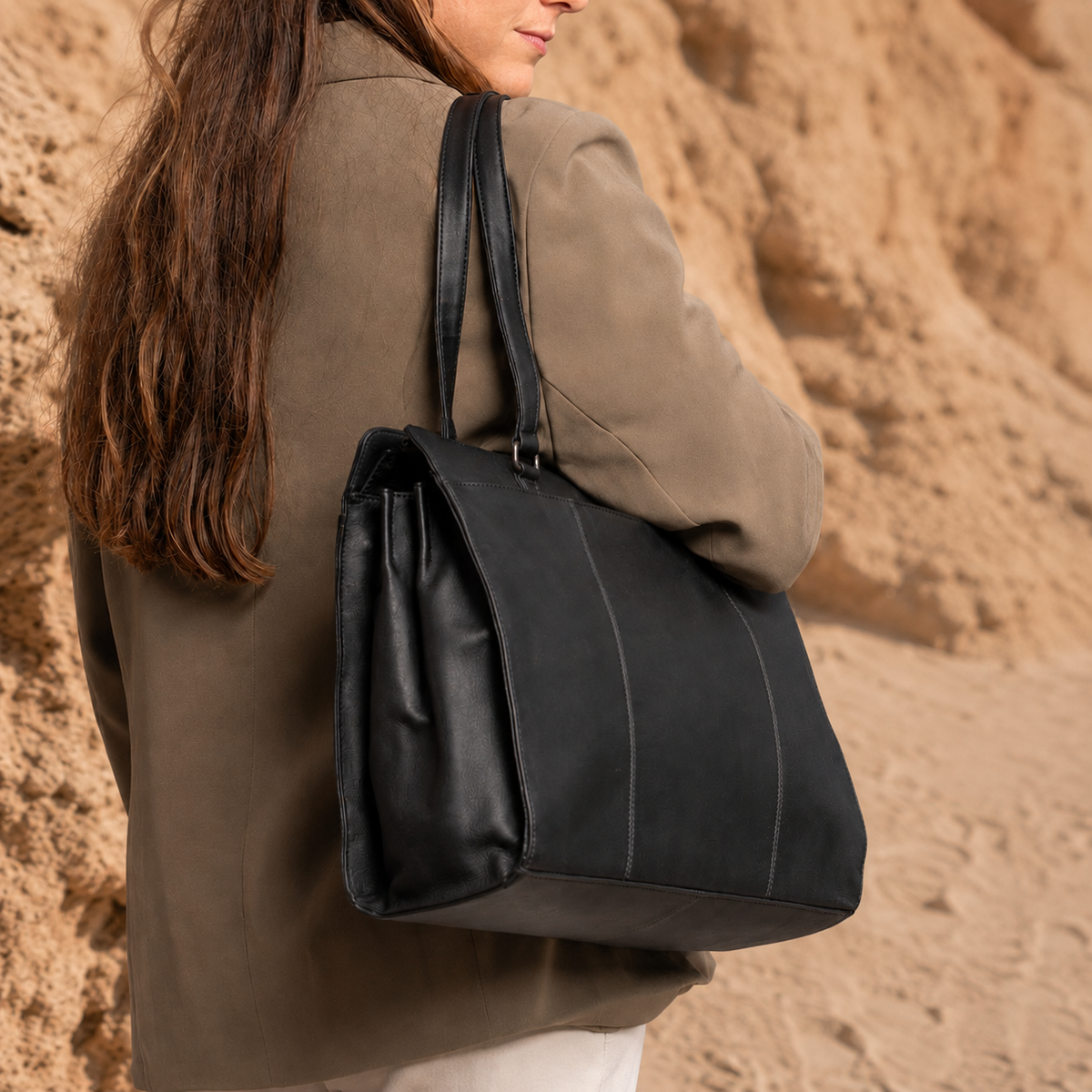 
Classic 100% Full-Grain leather Bag - Hátulnézet megerősített bőrpántokkal