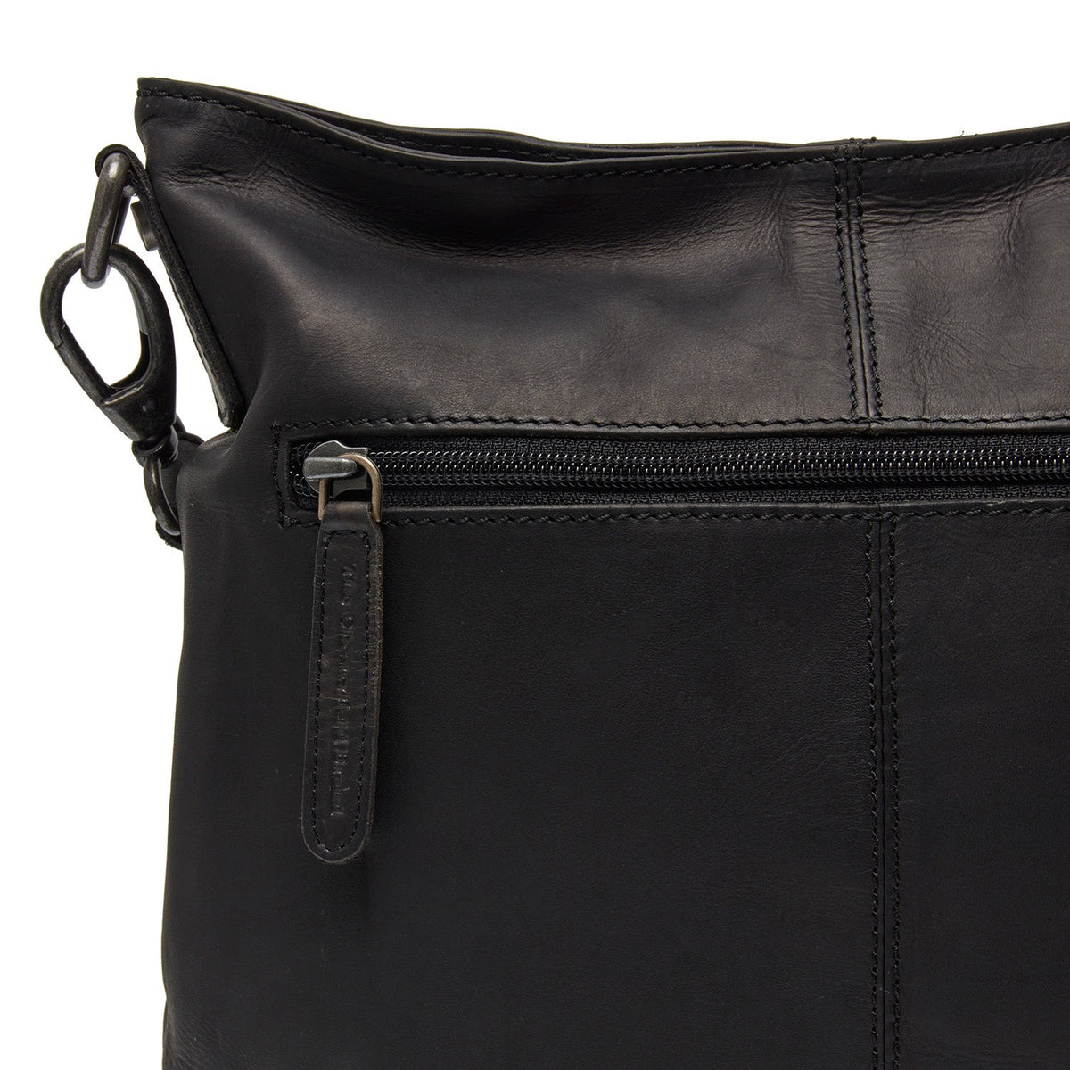 
Solid Antique Brass Hardware & Heavy-Duty Dual Zipper Detail on Jen Bőr válltáska