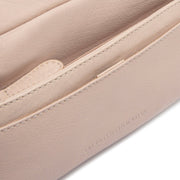 
Solid Antique Brass Hardware & Heavy-Duty Dual Zipper Detail on Liora Bőr válltáska