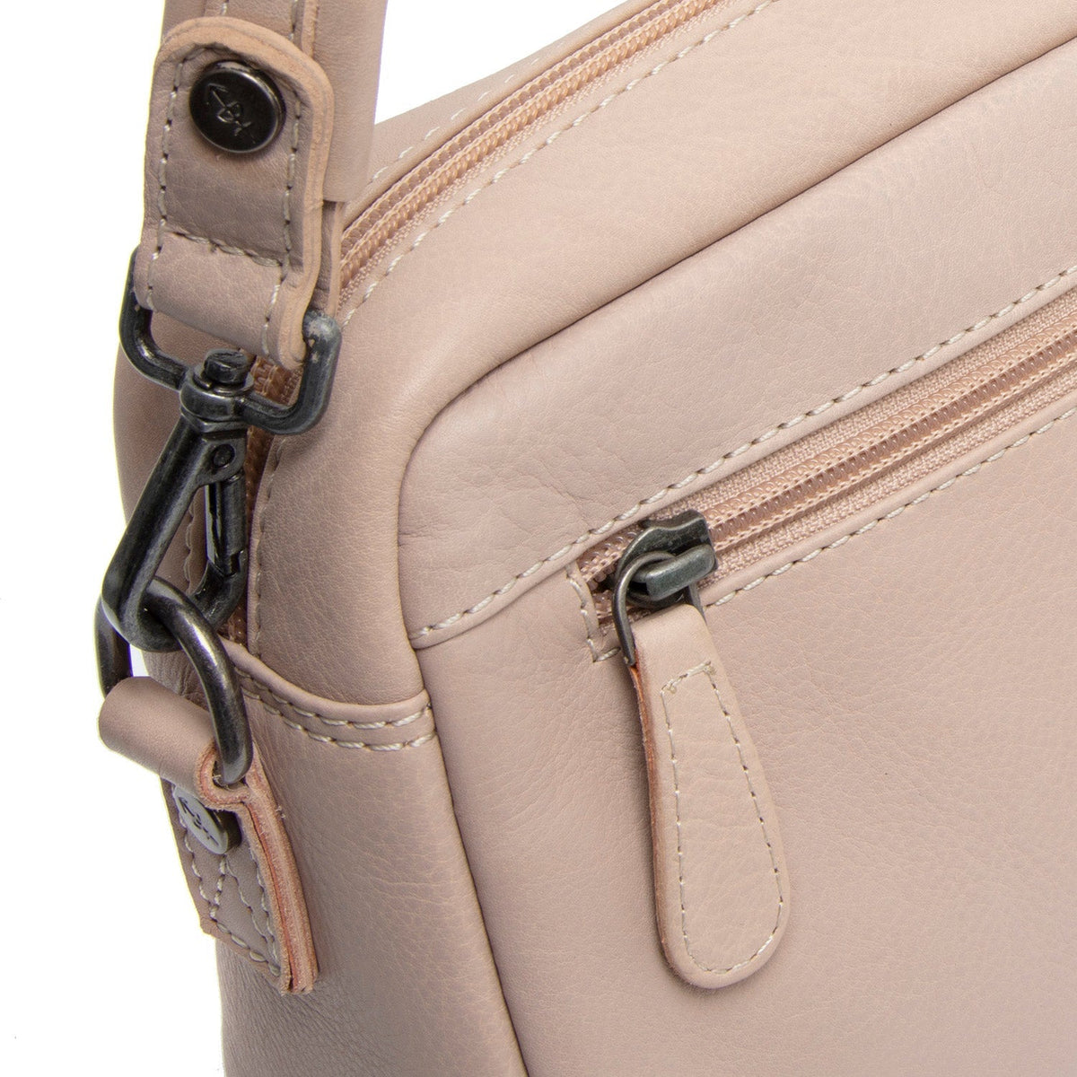
Belső bélés nézet Showing Dedicated Padded Laptop Sleeve & Multi-Compartment Organization
