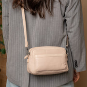 
Classic 100% Full-Grain leather Bag - Hátulnézet megerősített bőrpántokkal