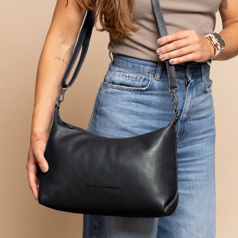 Skara Full-Grain Leather Shoulder Bag női