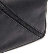 
Közeli részlet of Classic Collar & Heavy-Duty Zipper Hardware on Elmia Bőr neszesszer