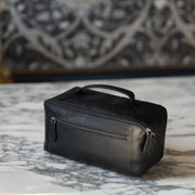 
Classic 100% Full-Grain leather Goods - Hátulnézet precíz vállilleszkedéssel és tiszta szegéllyel