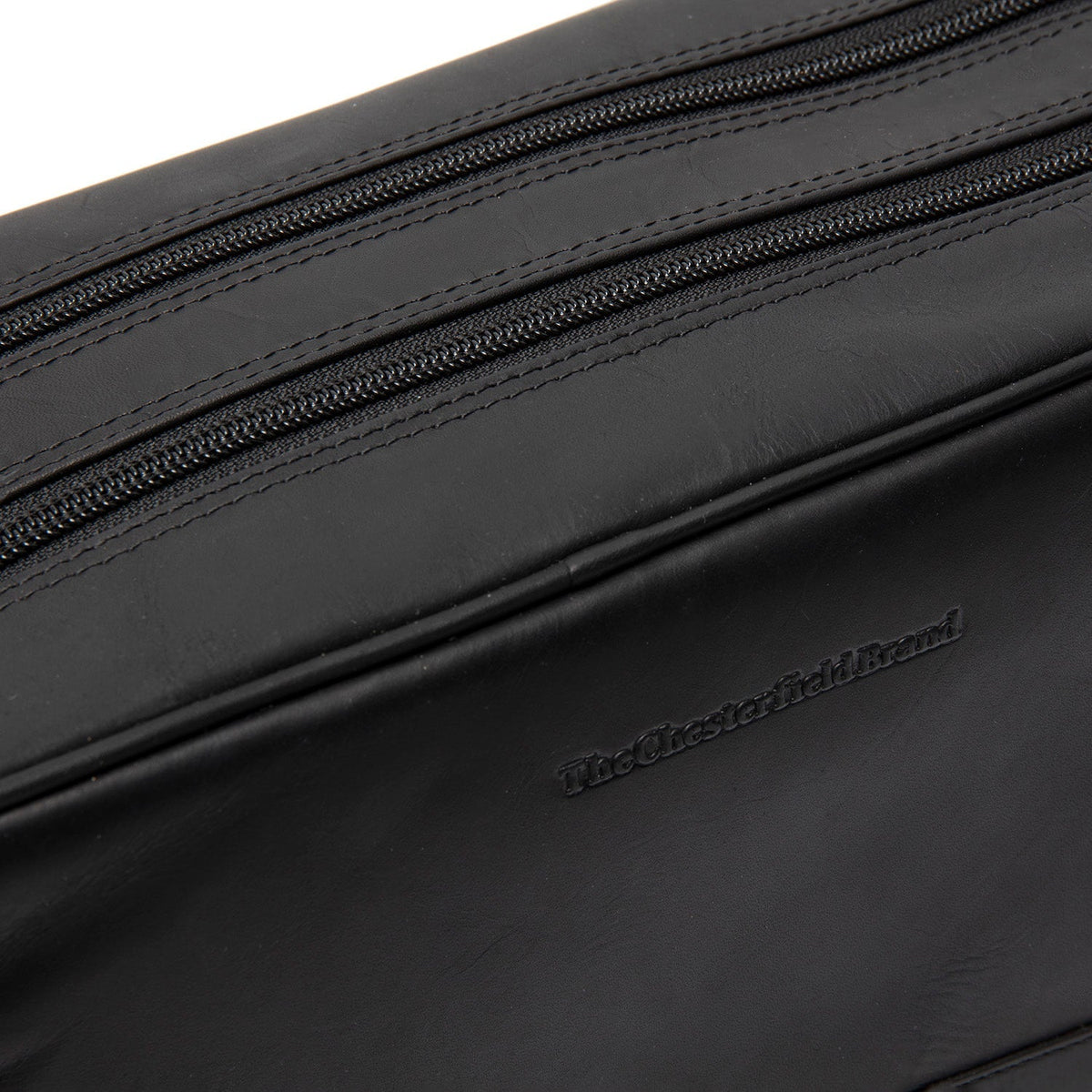 
Közeli részlet of Classic Collar & Heavy-Duty Zipper Hardware on Stefan Bőr neszesszer