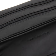 
Közeli részlet of Classic Collar & Heavy-Duty Zipper Hardware on Stefan Bőr neszesszer