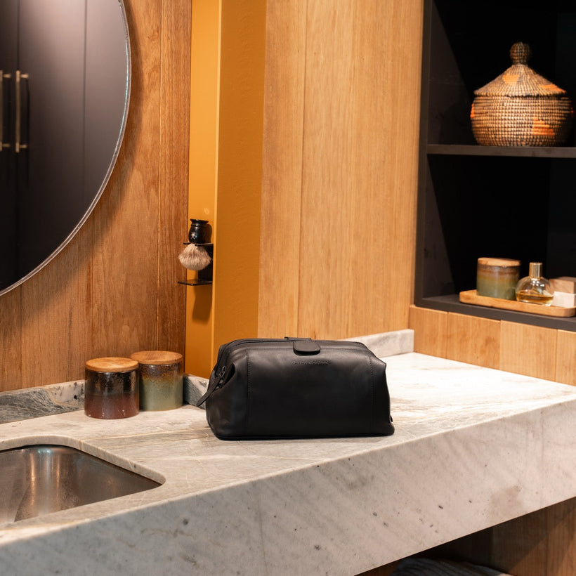 Vince Full-Grain Leather Toiletry Bag női
