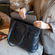 
Solid Antique Brass Hardware & Heavy-Duty Dual Zipper Detail on Osira Bőr tote bevásárlótáska