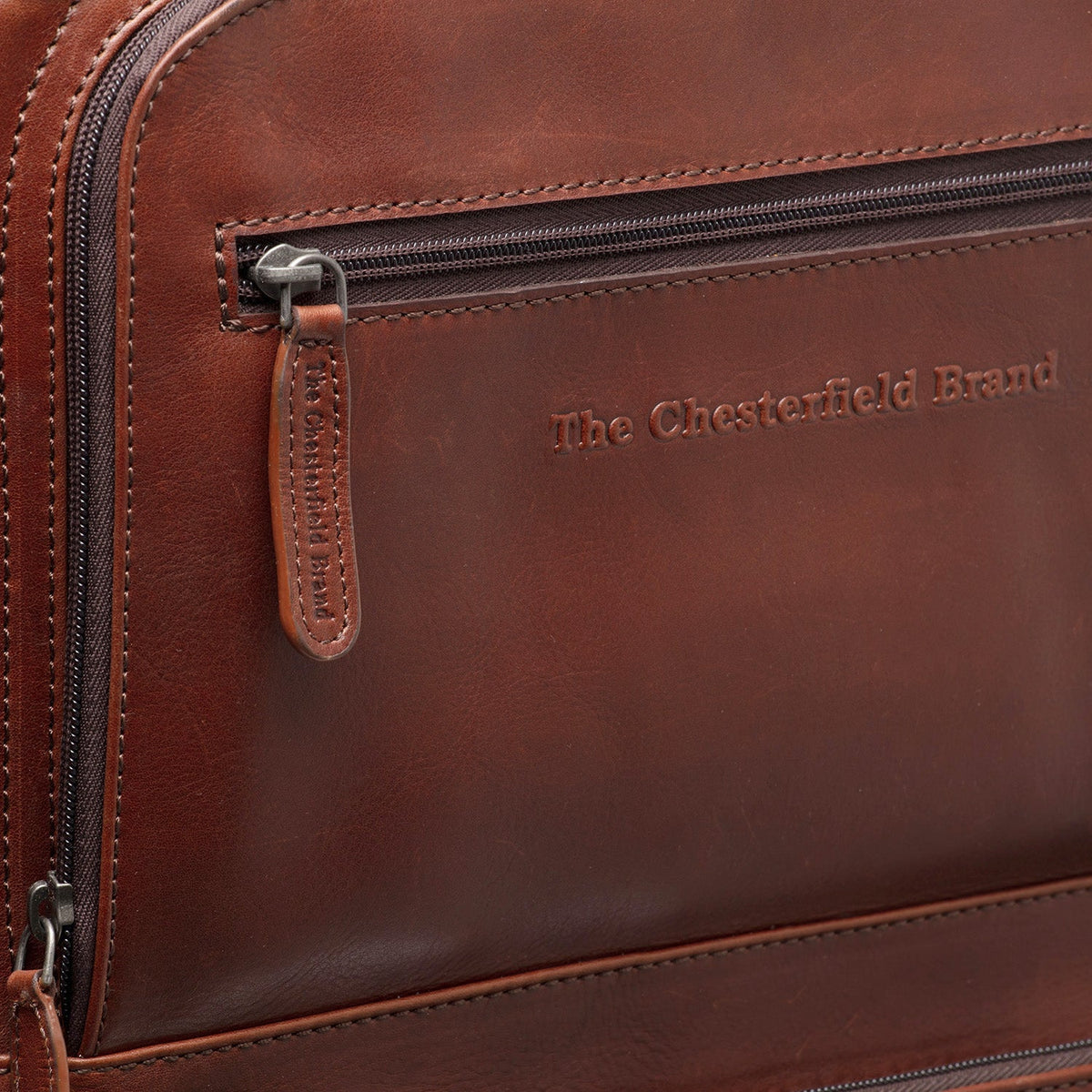 
Közeli részlet of Classic Collar & Heavy-Duty Zipper Hardware on Leather Trolley San Marino Női Női