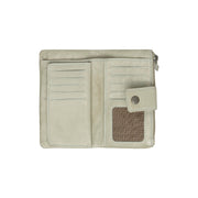 
Solid Antique Brass Hardware & Heavy-Duty Dual Zipper Detail on Fresno Bőrpénztárca