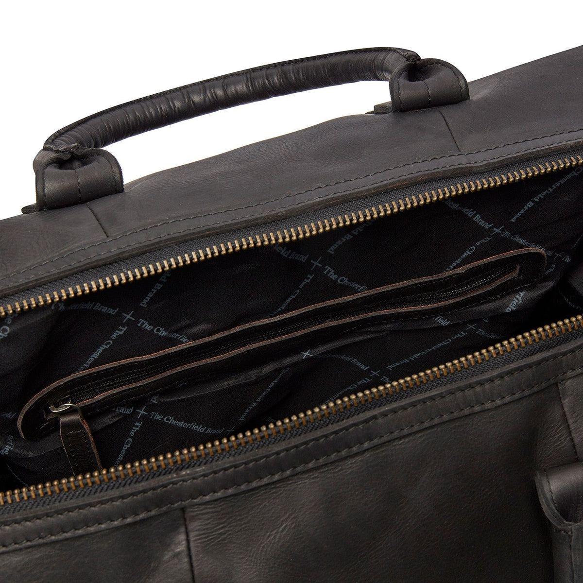 
Solid Antique Brass Hardware & Heavy-Duty Dual Zipper Detail on Portsmouth Bőr hétvégi utazótáska