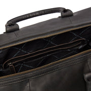 
Solid Antique Brass Hardware & Heavy-Duty Dual Zipper Detail on Portsmouth Bőr hétvégi utazótáska