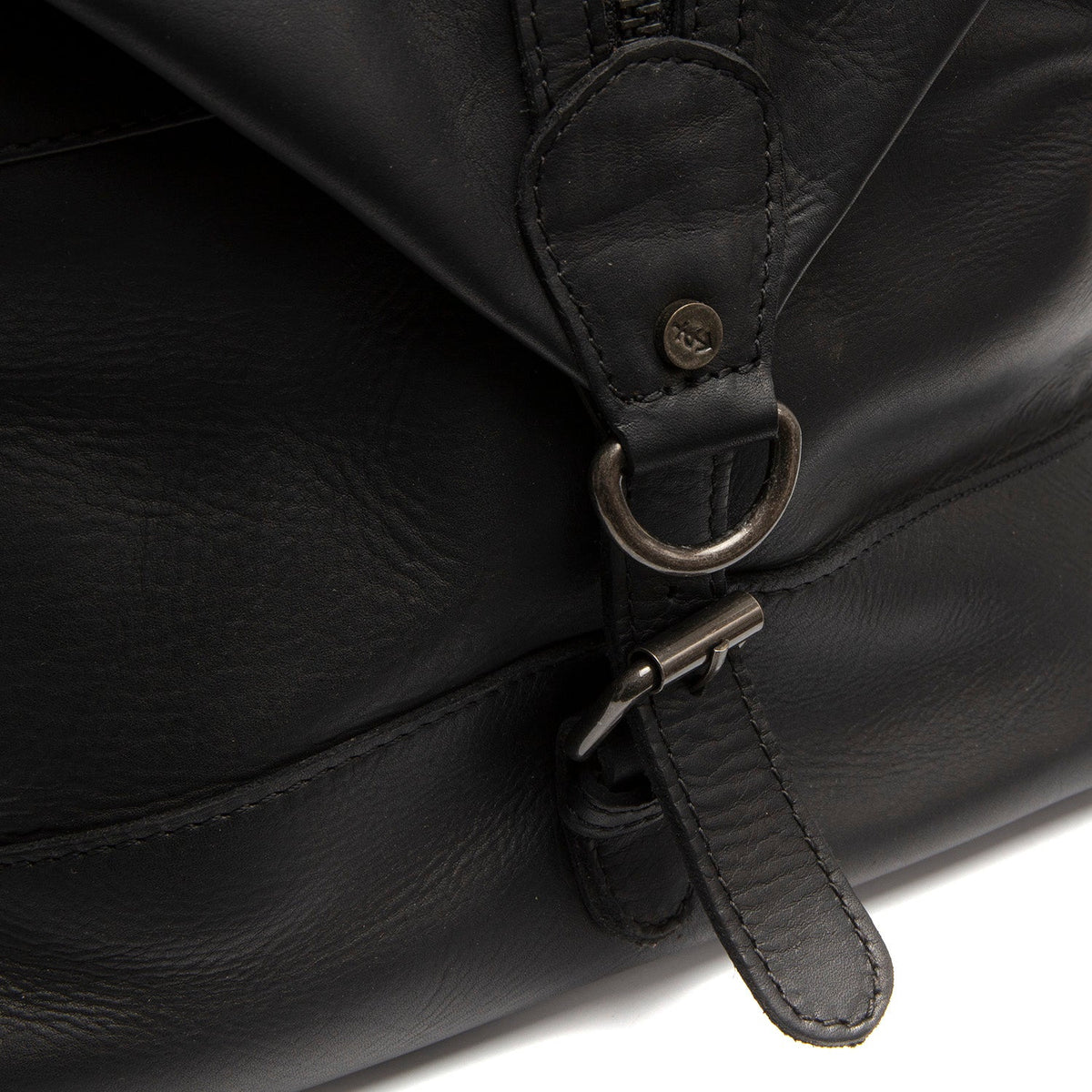 
Solid Antique Brass Hardware & Heavy-Duty Dual Zipper Detail on Portsmouth II Bőr hétvégi utazótáska