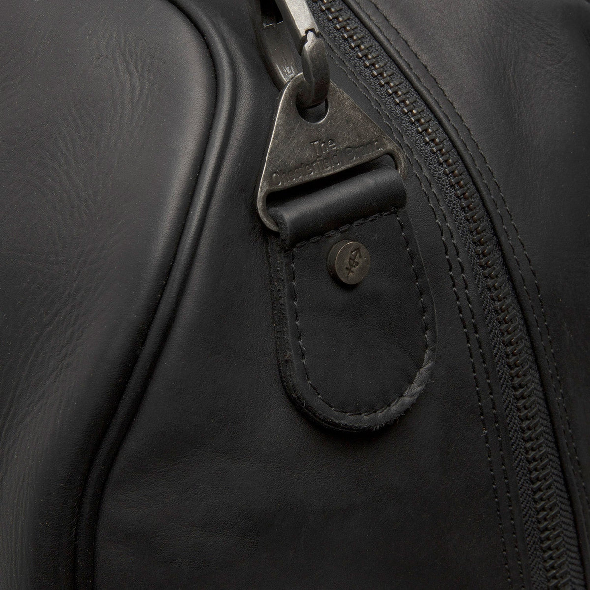 
Solid Antique Brass Hardware & Heavy-Duty Dual Zipper Detail on William Bőr hétvégi utazótáska
