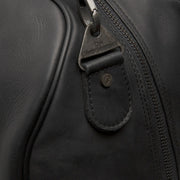 
Solid Antique Brass Hardware & Heavy-Duty Dual Zipper Detail on William Bőr hétvégi utazótáska
