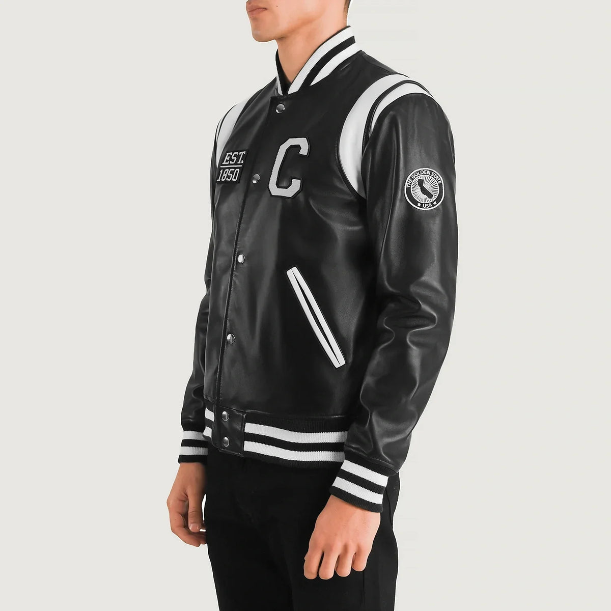 
Black & White Sheepskin Leather Varsity Jacket - Hátulnézet precíz vállilleszkedéssel és tiszta szegéllyel