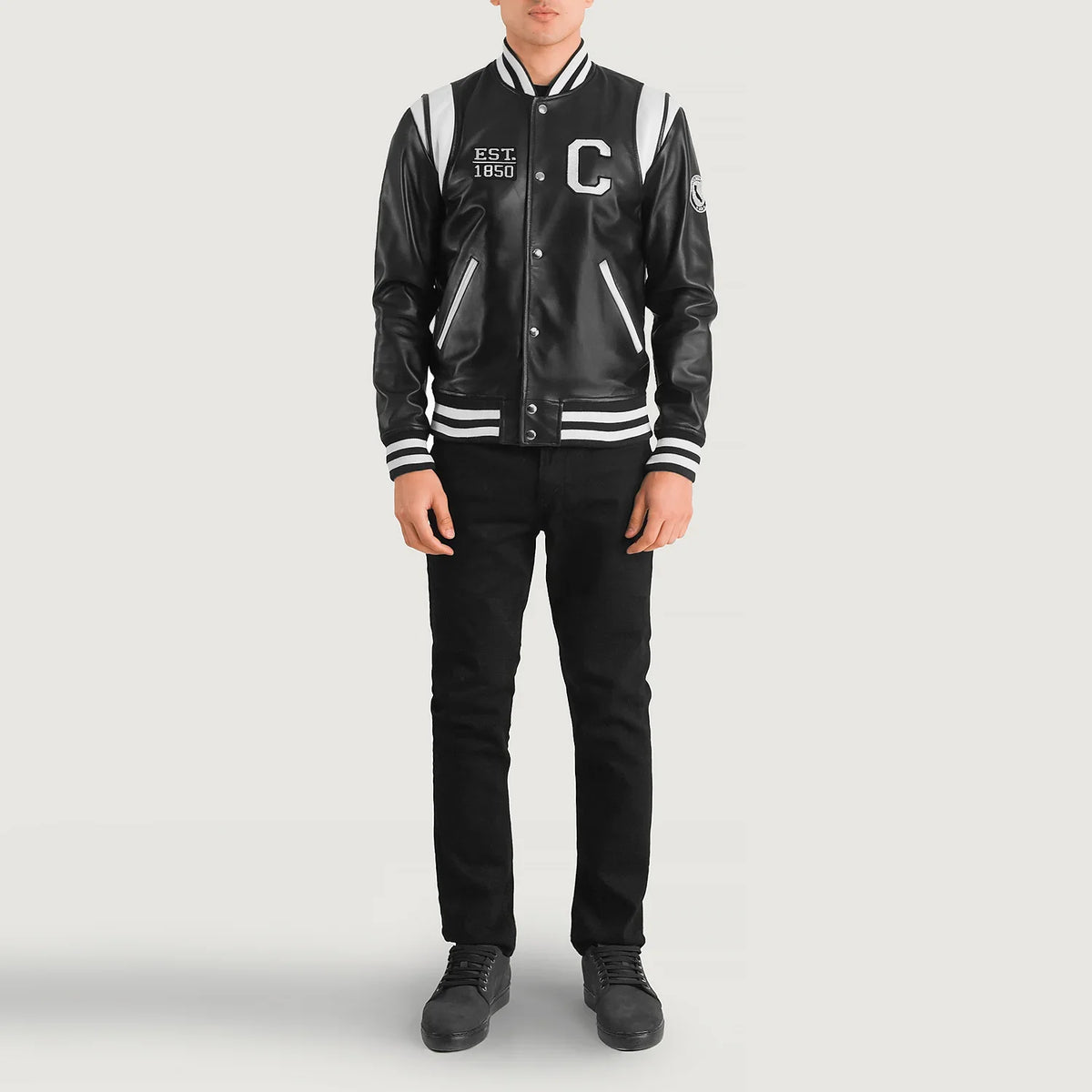 
Liberte California Fekete Leather Varsity Bőrdzseki Férfi - Oldalnézet az ergonomikus ujjkialakítással