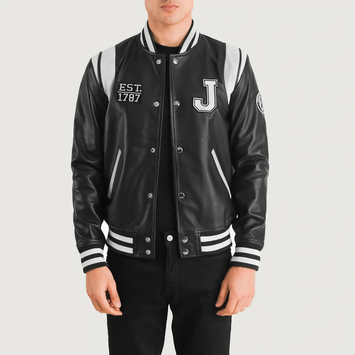 
Liberte New Jersey Fekete Leather Varsity Bőrdzseki Férfi in Black & White Sheepskin Leather - Elölnézet & testre szabott sziluett | Online vásárlás