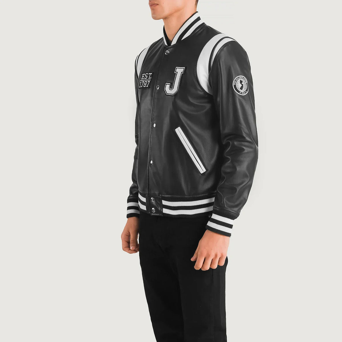 
Black & White Sheepskin Leather Varsity Jacket - Hátulnézet precíz vállilleszkedéssel és tiszta szegéllyel