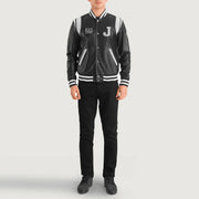 
Liberte New Jersey Fekete Leather Varsity Bőrdzseki Férfi - Oldalnézet az ergonomikus ujjkialakítással
