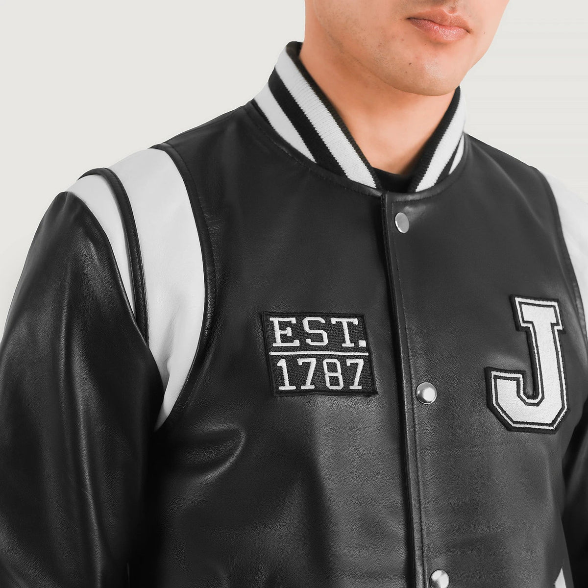 
Közeli részlet of Varsity & Snap Button Hardware on Liberte New Jersey Fekete Leather Varsity Bőrdzseki Férfi