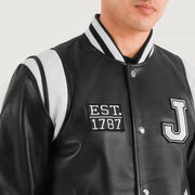 
Közeli részlet of Varsity & Snap Button Hardware on Liberte New Jersey Fekete Leather Varsity Bőrdzseki Férfi