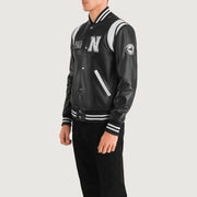 
Black & White Sheepskin Leather Varsity Jacket - Hátulnézet precíz vállilleszkedéssel és tiszta szegéllyel