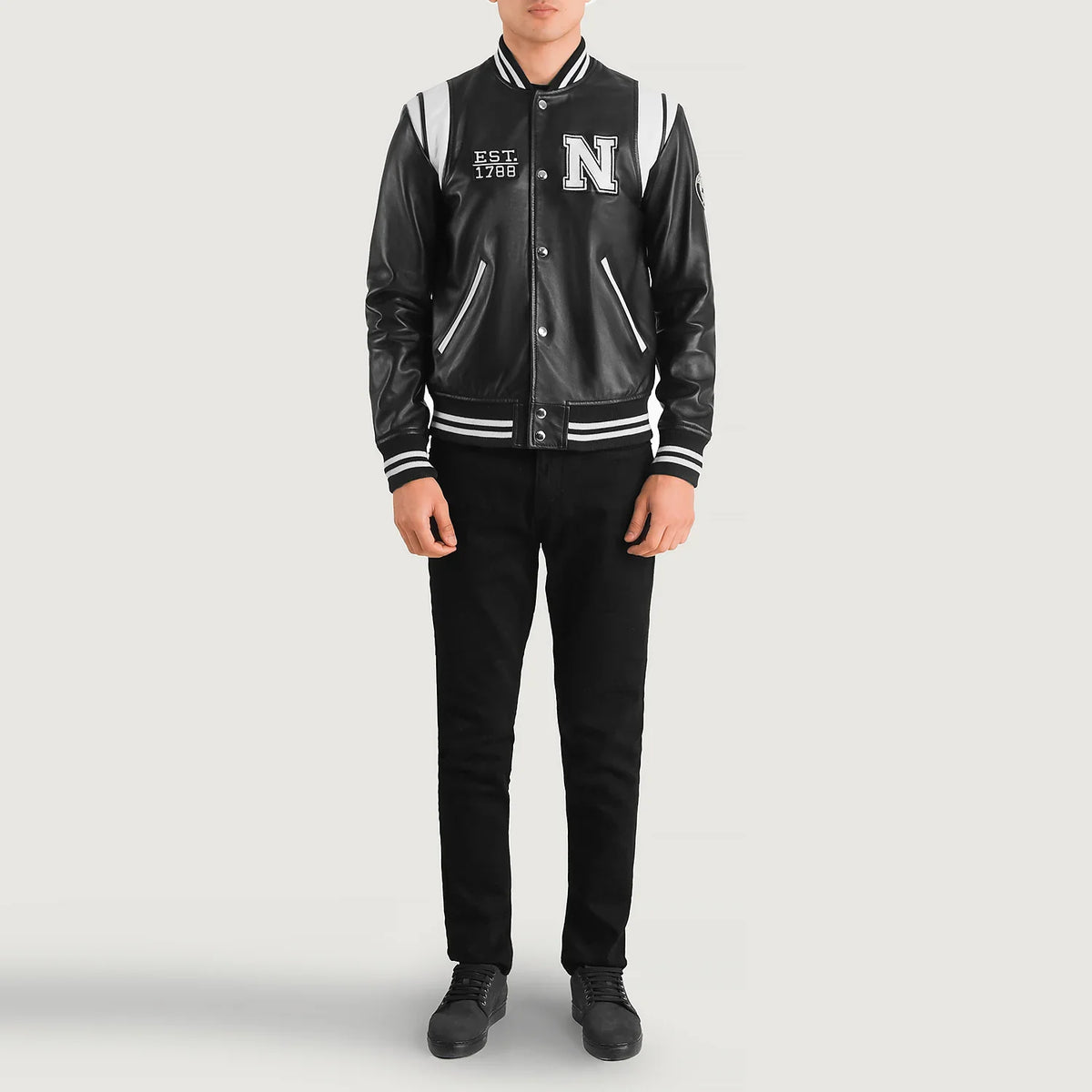 
Liberte New York Fekete Leather Varsity Bőrdzseki Férfi - Oldalnézet az ergonomikus ujjkialakítással
