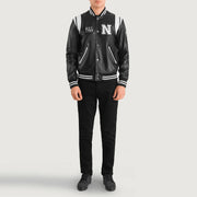 
Liberte New York Fekete Leather Varsity Bőrdzseki Férfi - Oldalnézet az ergonomikus ujjkialakítással