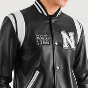 
Közeli részlet of Varsity & Snap Button Hardware on Liberte New York Fekete Leather Varsity Bőrdzseki Férfi