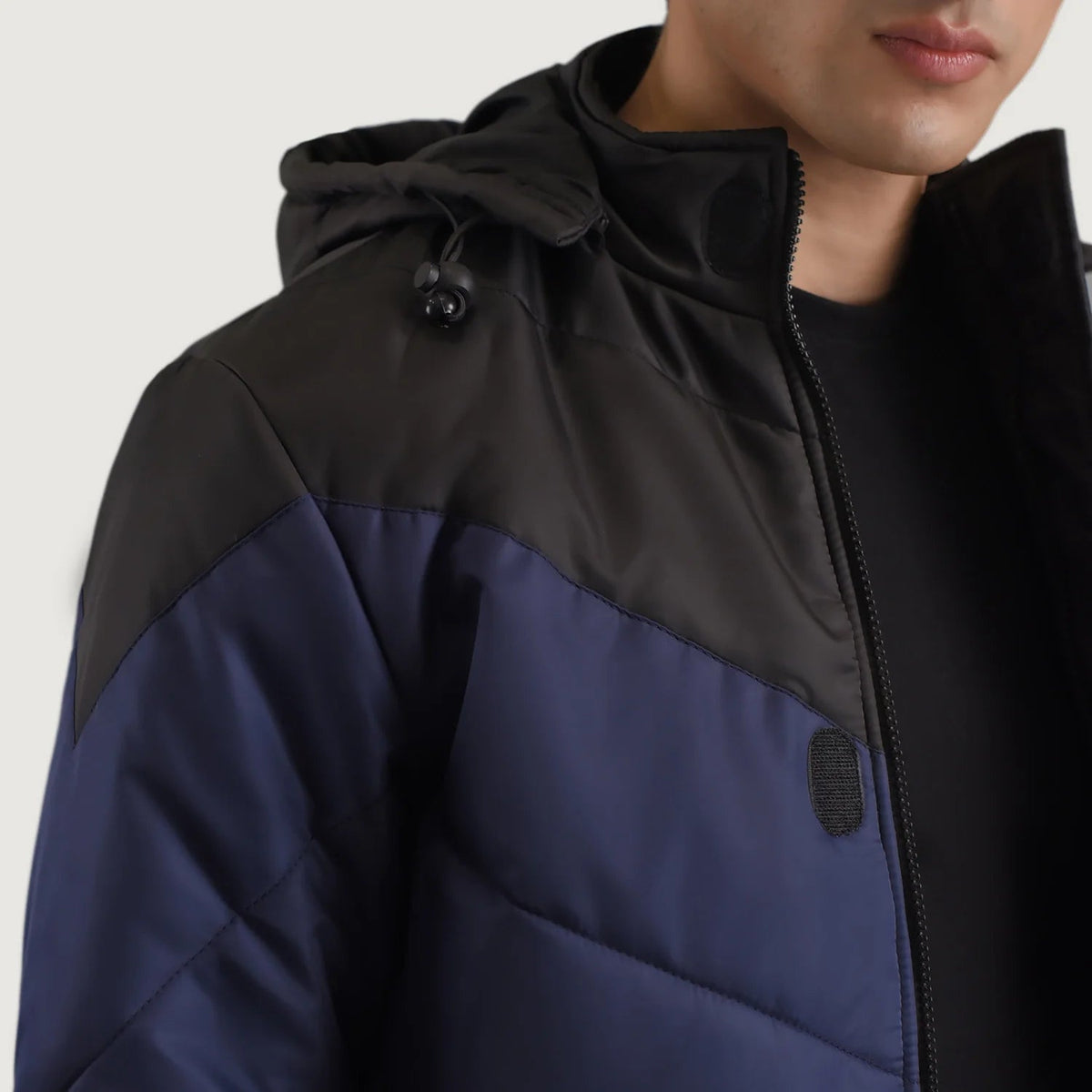 
Belső bélés nézet Showing Quilted Viscose Lining & Két funkcionális belső zseb