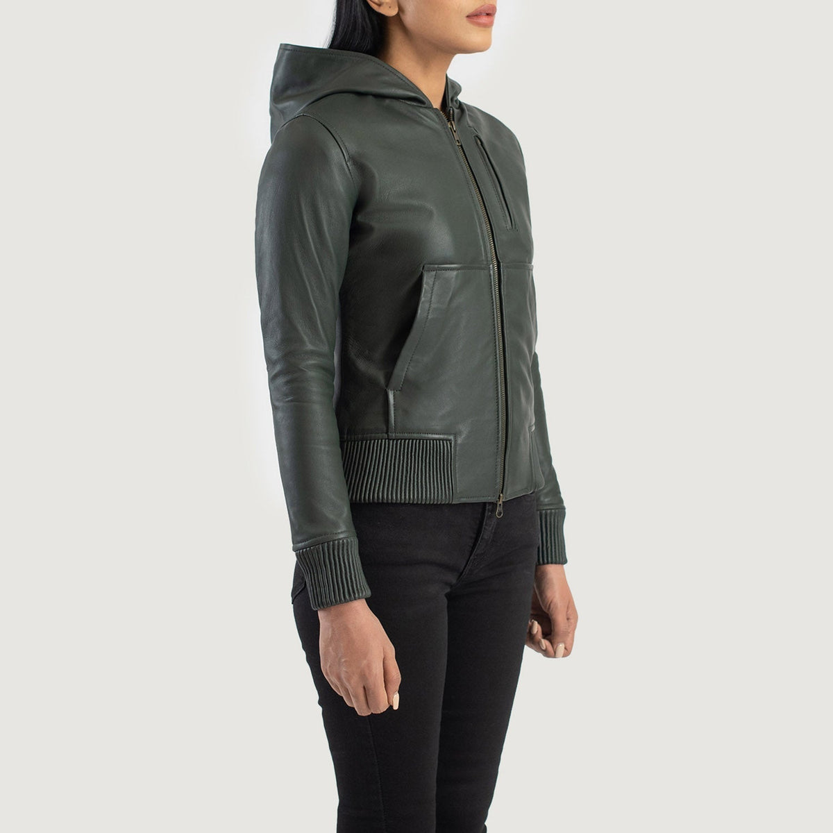 
Viselési perspektíva:  Luna Blue Hooded Leather Bomber Jacket modellen természetes nappali fényben