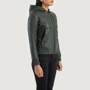 
Viselési perspektíva:  Luna Blue Hooded Leather Bomber Jacket modellen természetes nappali fényben