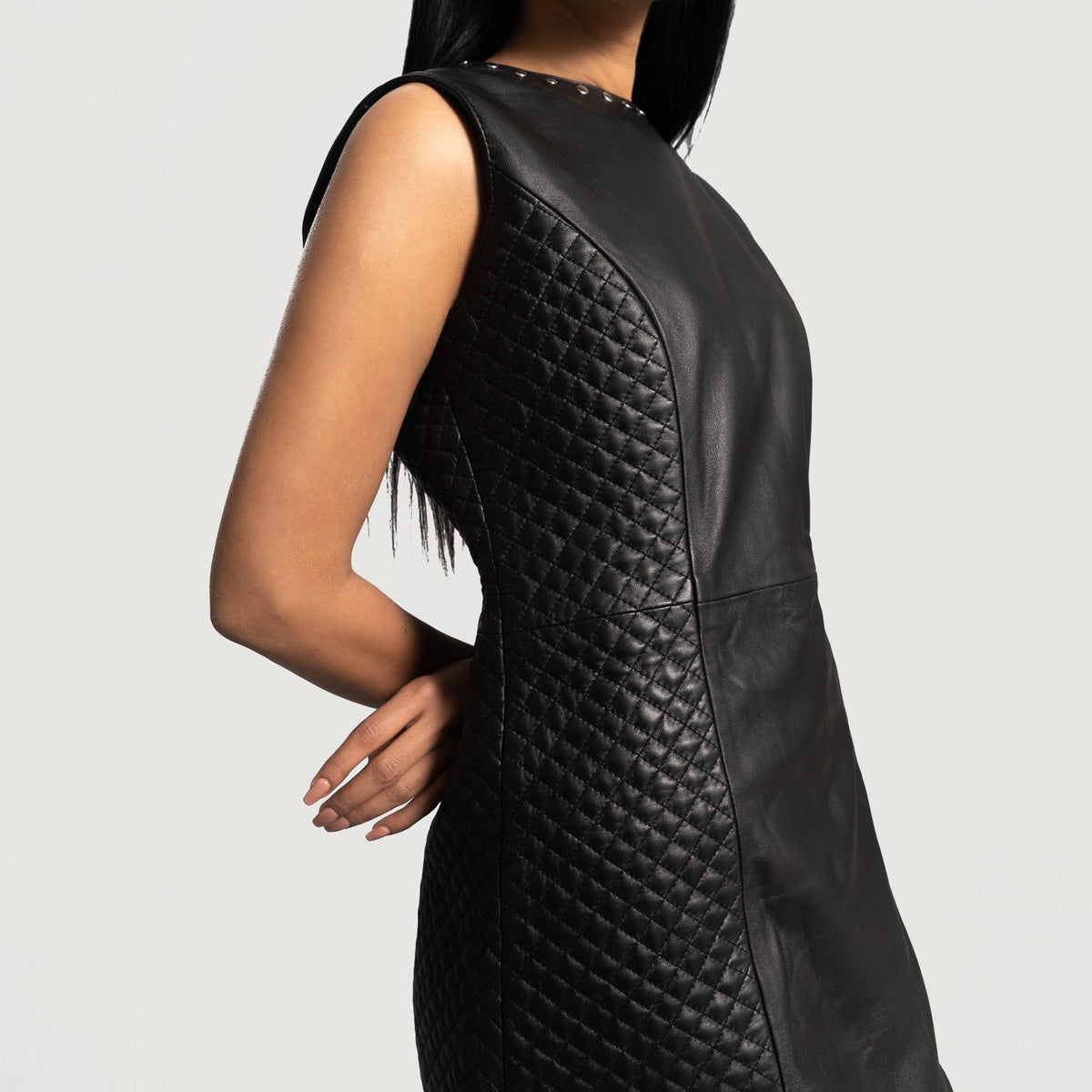 
Közeli részlet of Classic Collar & Zipper on back Hardware on Luxe Fekete Leather Dress Női