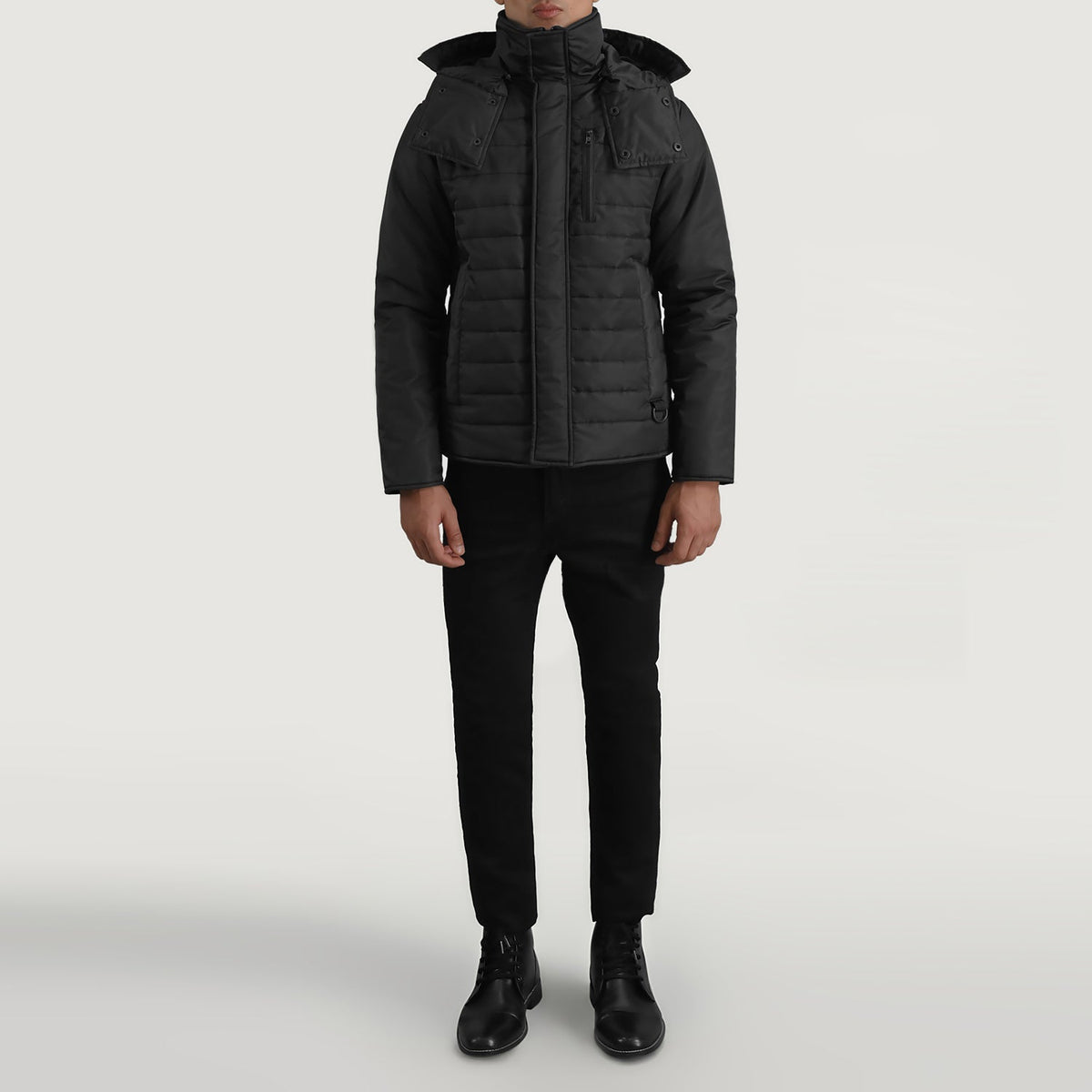 
Malcolm Fekete Hooded Puffer Bőrdzseki Férfi - Oldalnézet az ergonomikus ujjkialakítással