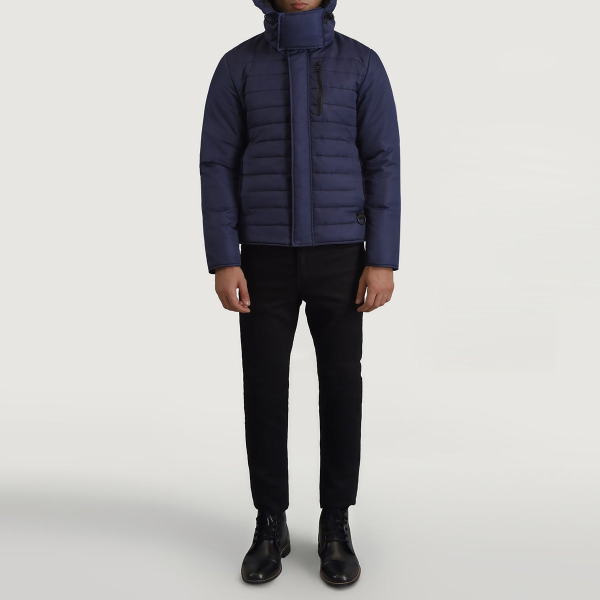 
Malcolm Kék Hooded Puffer Bőrdzseki Férfi - Oldalnézet az ergonomikus ujjkialakítással