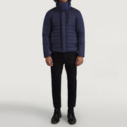 
Malcolm Kék Hooded Puffer Bőrdzseki Férfi - Oldalnézet az ergonomikus ujjkialakítással