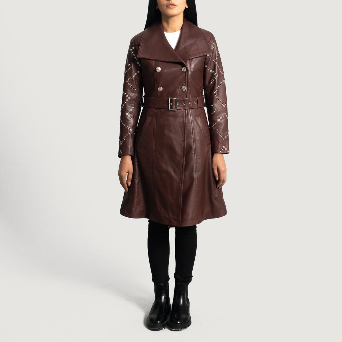 
Maroon Sheepskin Leather Trench Coat - Hátulnézet precíz vállilleszkedéssel és tiszta szegéllyel