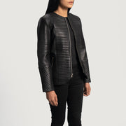 
Viselési perspektíva:  Nexi Quilted Maroon Leather Jacket modellen természetes nappali fényben