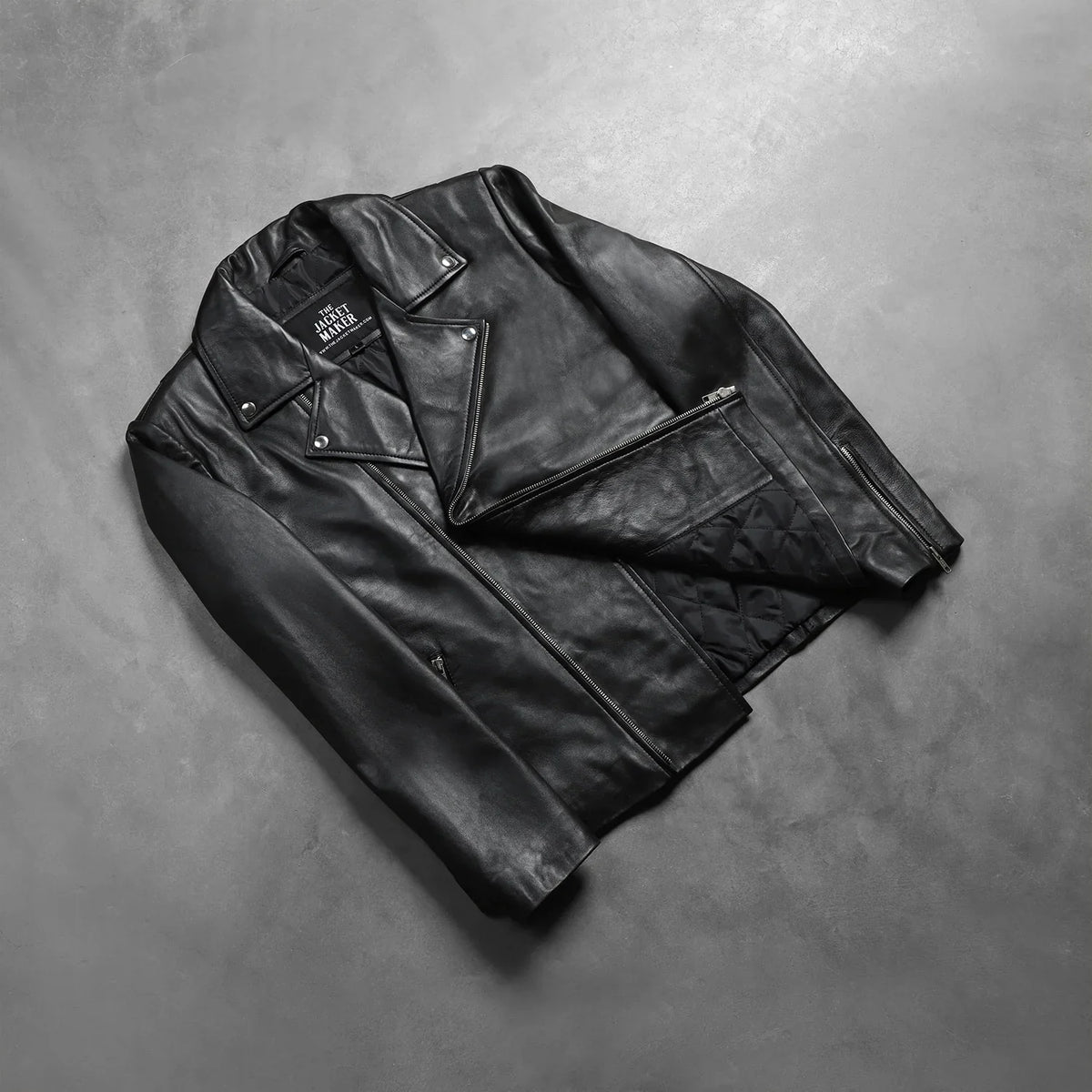 
Viselési perspektíva:  Noah Black Leather Biker Jacket modellen természetes nappali fényben