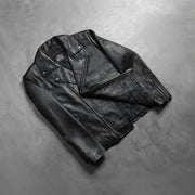 
Viselési perspektíva:  Noah Black Leather Biker Jacket modellen természetes nappali fényben